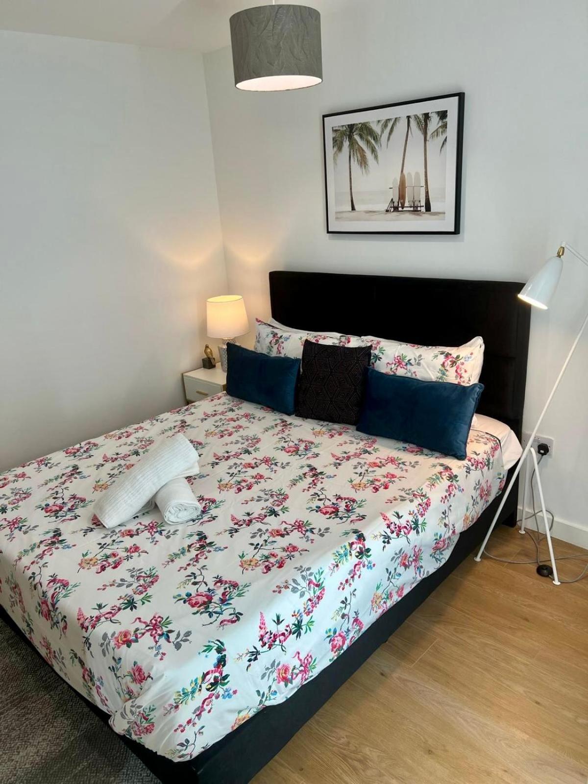 Spacious Urban Gem Apartment With Parking Bracknell Zewnętrze zdjęcie