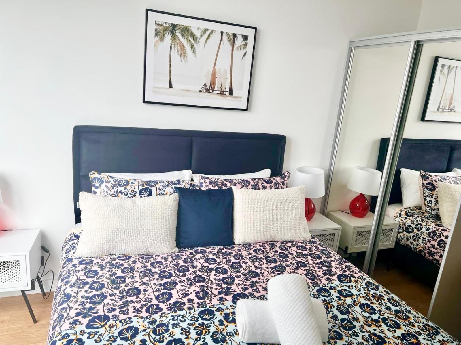 Spacious Urban Gem Apartment With Parking Bracknell Zewnętrze zdjęcie